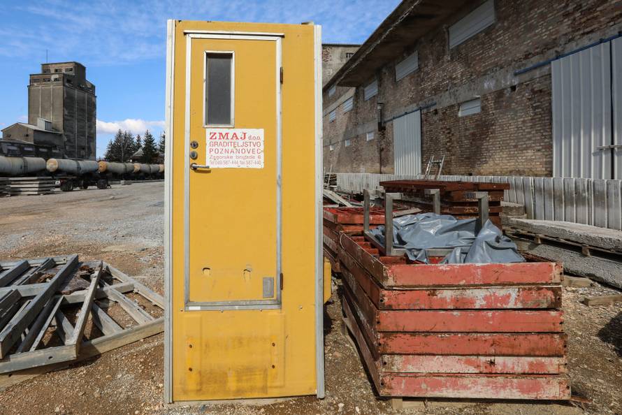 Gospi:ć Lokacija bivšeg industrijskog kompleksa PPK Velebit gdje se nalaze velike količine opasnog otpada