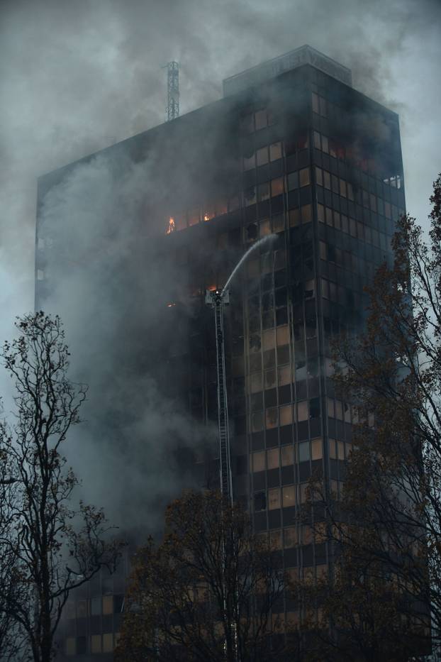 Zagreb: Nastavlja se gašenje Vjesnikovog nebodera, teška noć iza vatrogasaca