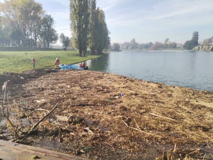 Prevrnuli se čamcem u Korani i nestali - traže ih već peti dan