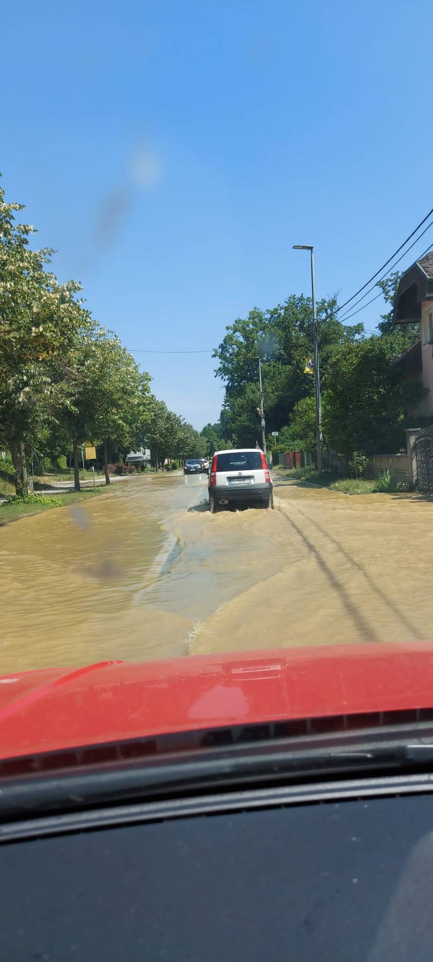 Pogledajte snimke iz Zaprešića: Grad ima rivu! Poplava na cesti, voda ljudima ulazila u dvorišta