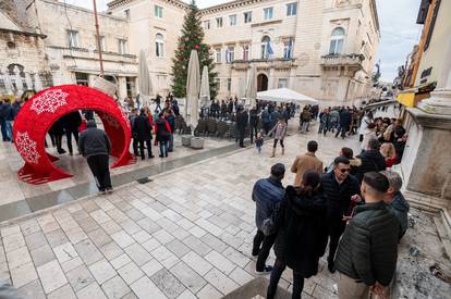 Badnjak kao da nema korone: Po ulicama se pjeva, pije vino, a maske nose samo rijetki