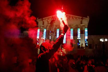 FOTO Veliki prosvjed u Austriji, tisuće ljudi ne žele desnicu u parlamentu: 'Nacisti, van!'