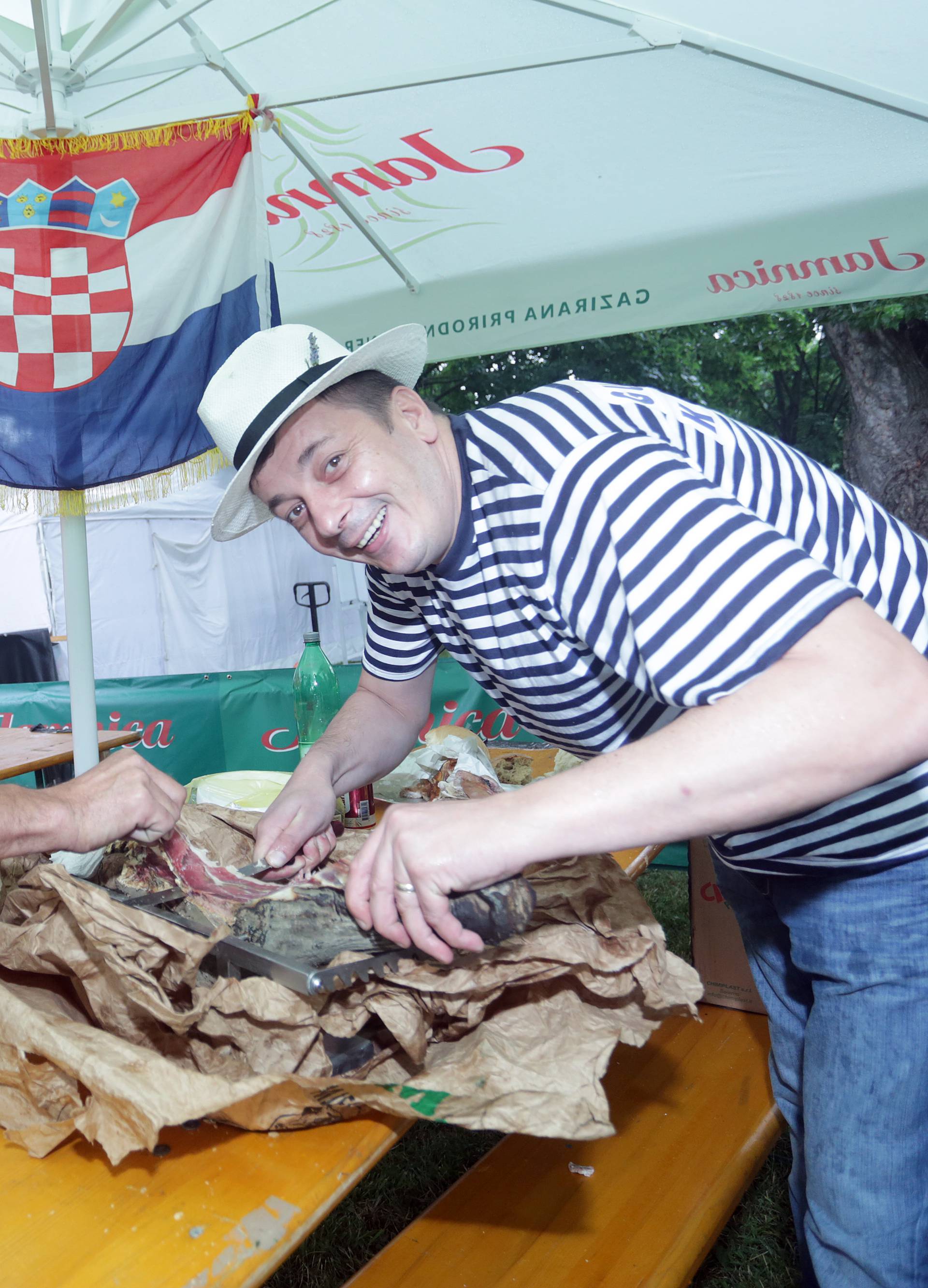 Zlatni ćevap autobusom punim navijača otputovao u Kaštela