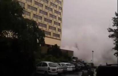 Oblak pare oko hotela: U ranu zoru pukla toplovodna cijev  