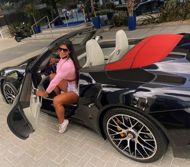 FOTO Gospođa Messi morala je reagirati zbog ovih fotki Miss Bum Bum: 'Valjda je ljubomora'