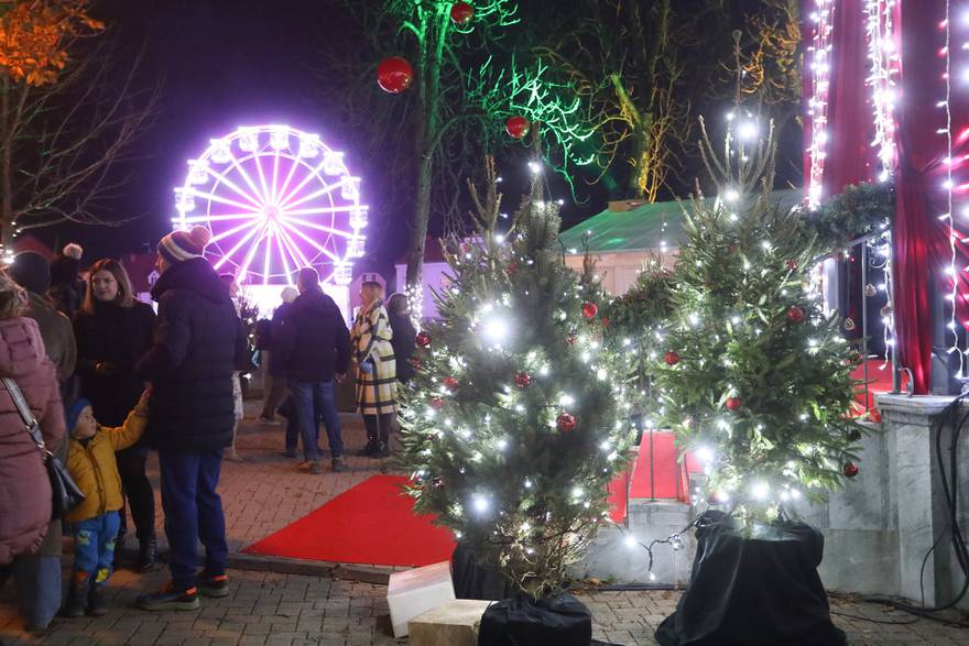 Karlovac: Svečano otvoren Advent