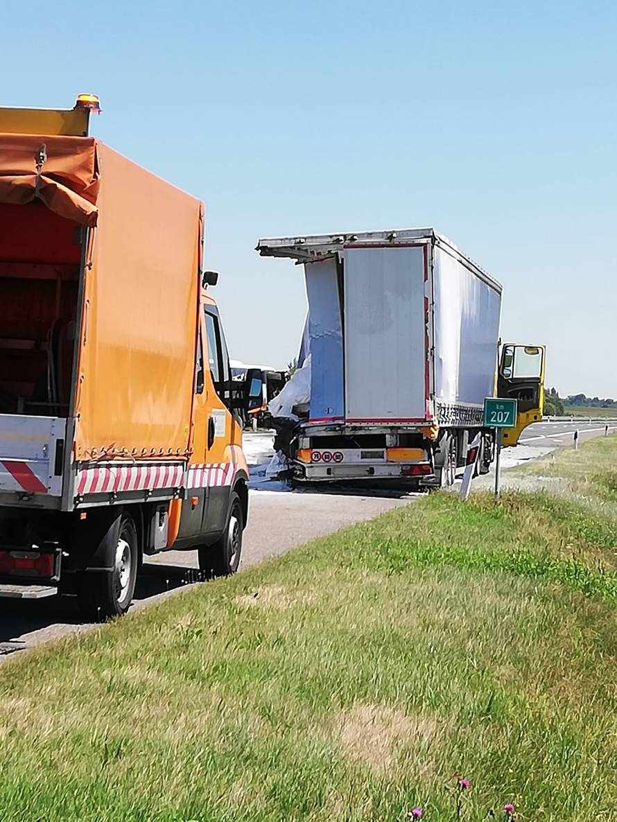 Strašne fotografije: Sudarili se kamioni, jedan probio ogradu