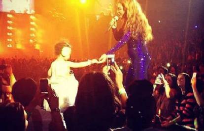 Ponosna: Beyonce kćerkicu Blue Ivy dovela na pozornicu 