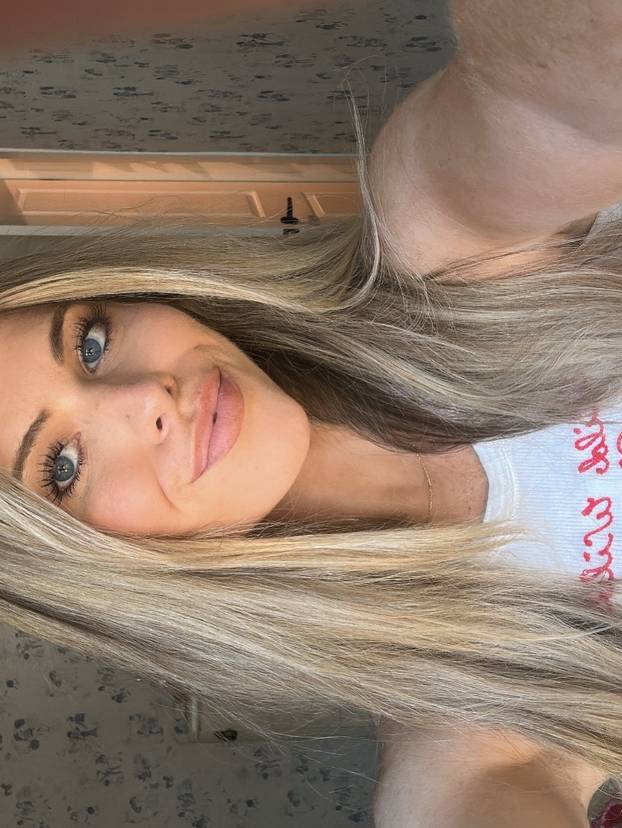 FOTO Becca Moore izazvala kaos na internetu: Iako vodi podcast, svi lude zbog njezinih fotki