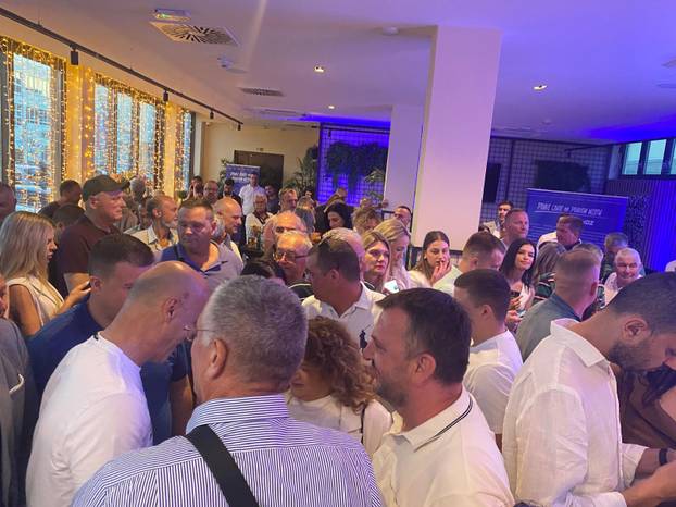 200 fotografija s izbora: Delirij u Splitu i Vukovaru,  velika fešta Rinčić i puse za Selak Raspudić