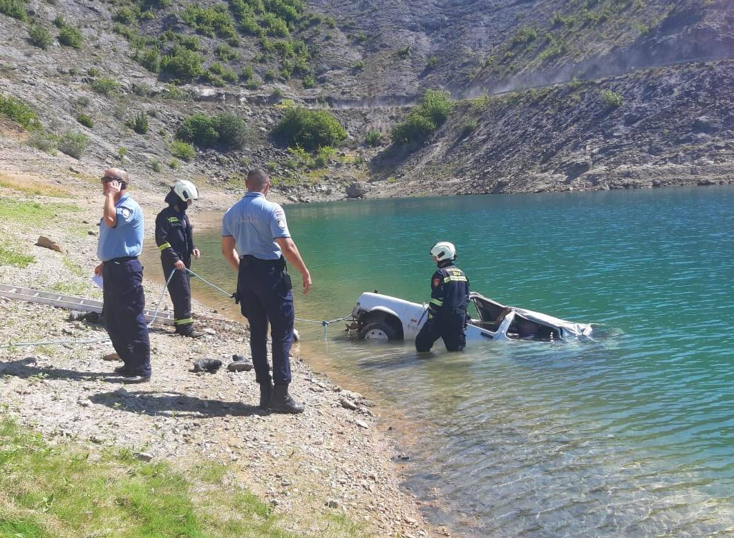 Sletio u duboku provaliju: 'Da je potonuo dublje u jezero, ne znam bi li uspio preživjeti'