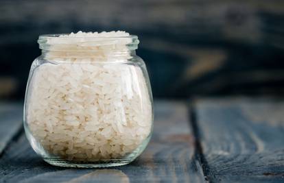 Odličan trik: Stavite staklenku s rižom u svaki ormar i ladicu