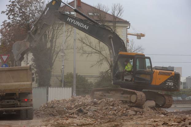 Zagreb: Rušenje stare kuće na raskrižju Selske, Ilice i ulice Sv. Duh u kojoj je nekada bila pekara Sveti Duh