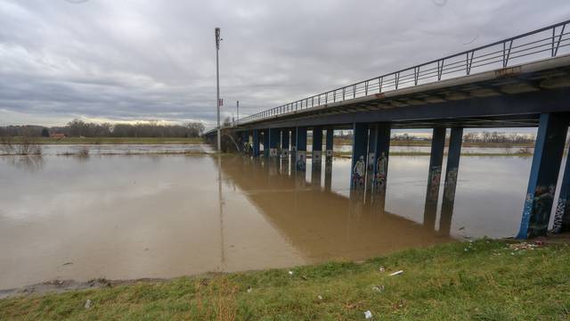 Zagreb: Sava se izlila iz korita