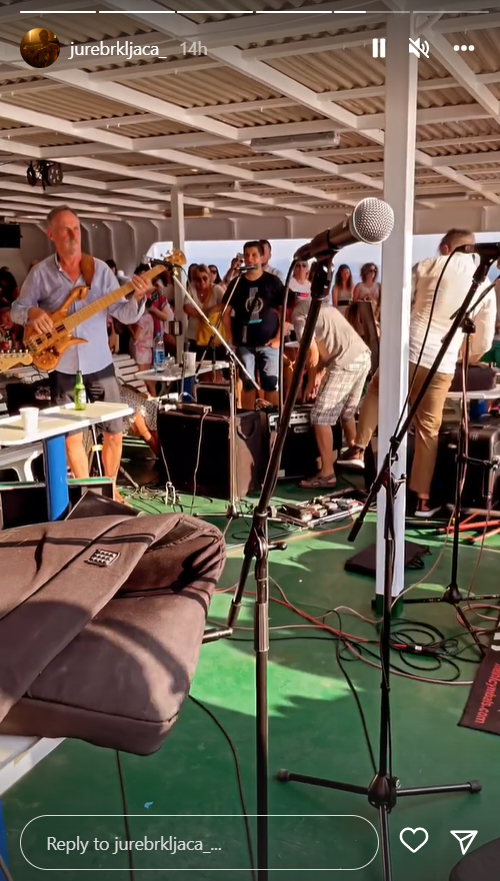 Domaći glazbenici rasplesali su publiku na trajektu za Vela Luku u spomen na velikog Olivera