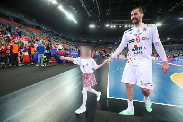 FOTO Mandić plače s djetetom u rukama, Martinović i Karačić ljube supruge. Pogledajte feštu