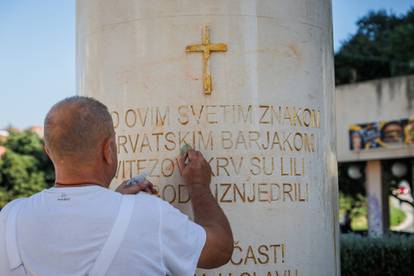 FOTO Vandali su bojom išarali spomenik HOS-a u Splitu