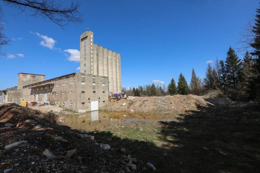 Gospi:ć Lokacija bivšeg industrijskog kompleksa PPK Velebit gdje se nalaze velike količine opasnog otpada