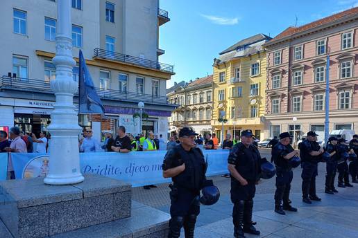 Klečavci opet na trgovima, mole za predbračnu čistoću i čednost