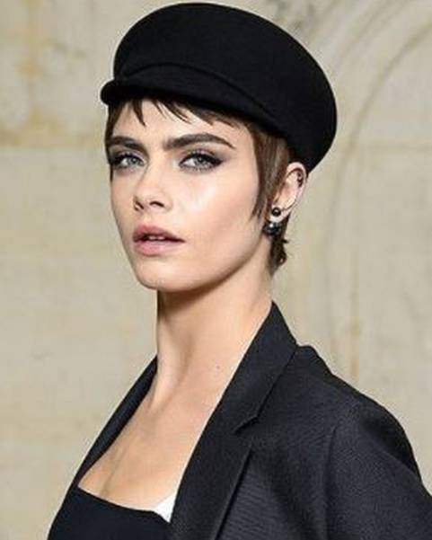 Fanovi u šoku: Cara Delevingne i 'mala lažljivica' se zaručile?