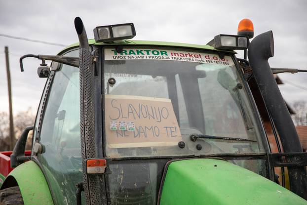 Prosvjed svinjogojaca u selu Potnjani, na cesti od Đakova prema Našicama