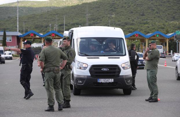 Navijači Rijeke na izlazu Dugopolje uz policijsku pratnju nastavljaju prema Poljudu