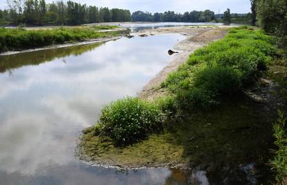 Čišćenje korita Drave: Povijesno niski vodostaj iskoristili smo za micanje naplavina i otpada