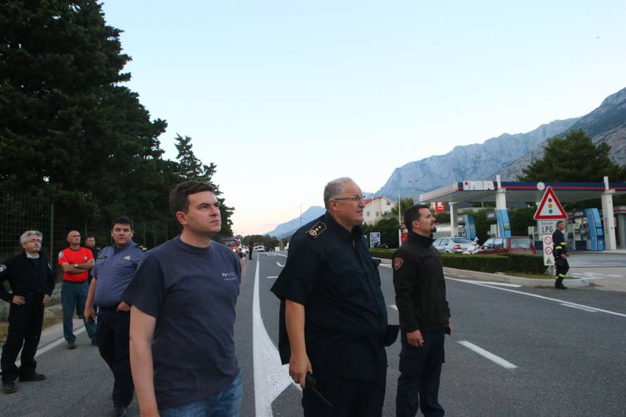 Kanader pomaže u gašenju, u Makarsku stiže i 150 vojnika