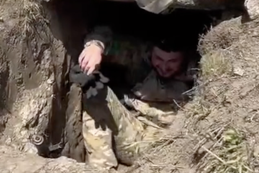 Ukrajinski vojnici zbijaju šale u rovovima na frontu