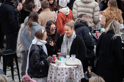 FOTO Blagdanska čarolija na splitskim Prokurativama: Grad pun ljudi, veselje i božićni duh