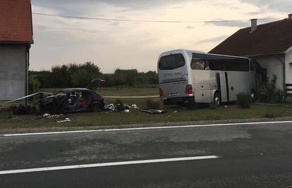 Sudar kod Našica: Autobus se zabio u kuću, auto je smrskan