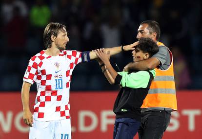 FOTO Luku Modrića opsjedali su armenski navijači po završetku utakmice. Pogledajte reakciju...