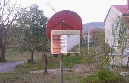 Kupaonički ormarić u Istri služi kao prometno zrcalo