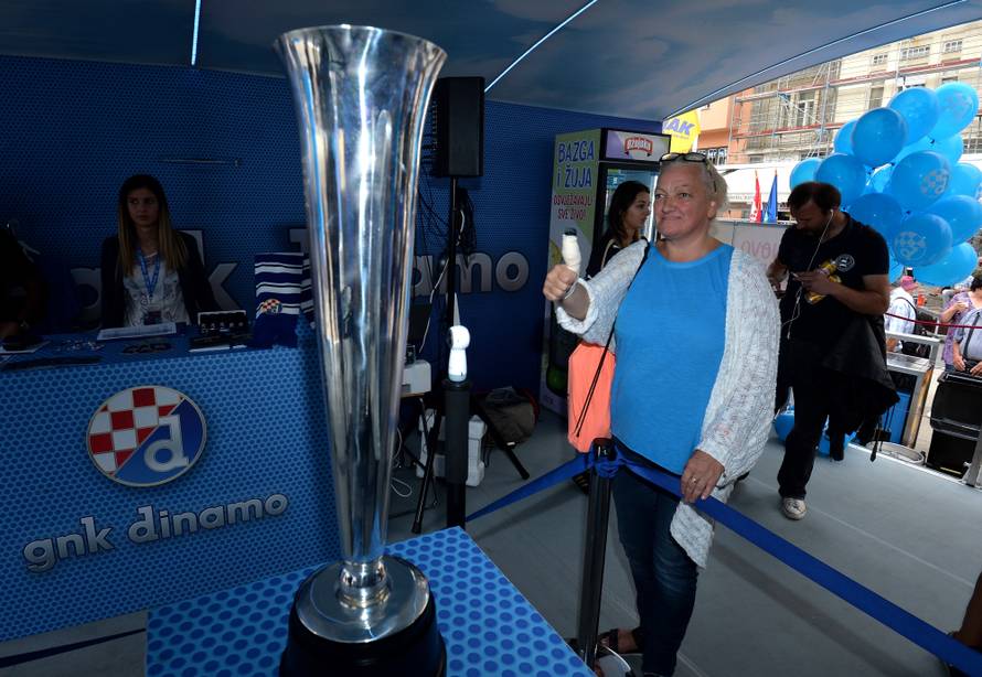 To su pravi šampioni! Trofej i lopta iz '67. izloženi na Trgu