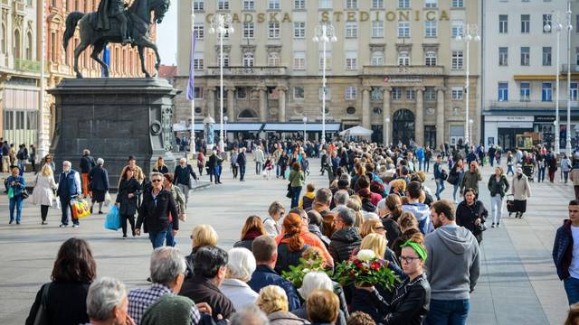 Zagreb: Građani u koloni čekaju organizirani prijevoz do groblja Mirogoj