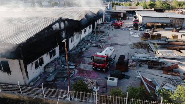 Mostar: Pogled iz zraka na tri hale tvrtke Interkomerc koje su izgorile u požaru