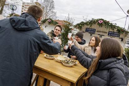 FOTO Za Badnjak u Vukovaru tradicionalno jeli fiš i papaline