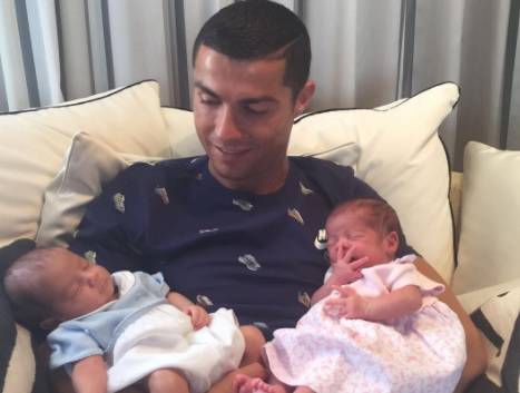Tata Ronaldo pokazao blizance: 'Držim svoje dvije nove ljubavi'