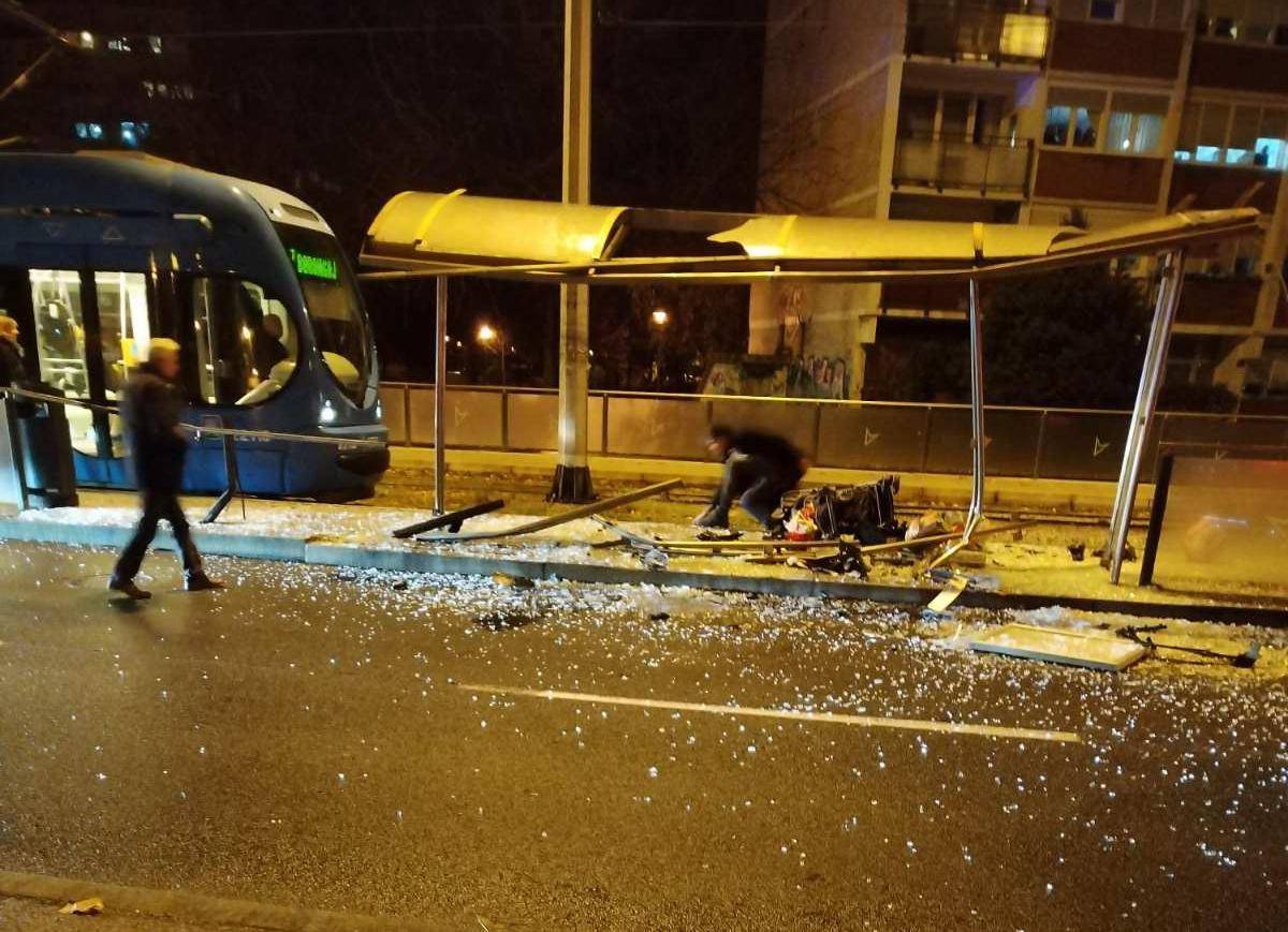 VIDEO Krš i lom u Zagrebu: Pomeo tramvajsku stanicu u Prečkom. Jedan čovjek u bolnici