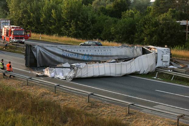 Kamion se prevrnuo na autocesti kod Rugvice, promet prekinut u oba smjera