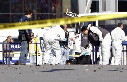 Bombaš se raznio kod busa s policijom, najmanje 32 ranjenih