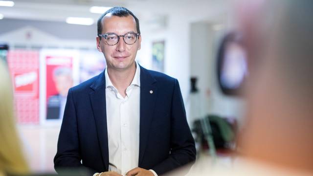 Rijeka: SDP-ovac Marko Filipović sa stranačkim kolegama prati stanje izlaznih anketa