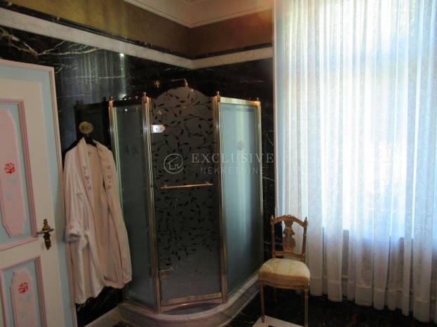 Ovako nešto nikad niste vidjeli! Prodaje se stan u Opatiji: Zlato, mramor, kipovi koji nose TV...