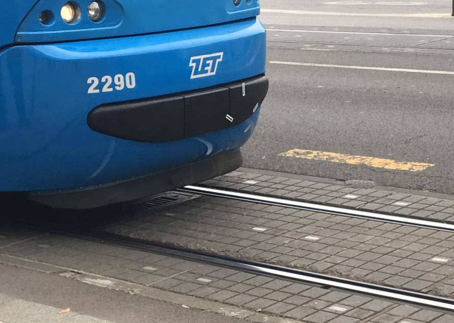 Nesreća u Zagrebu: Djevojka se spotaknula i pala pod tramvaj
