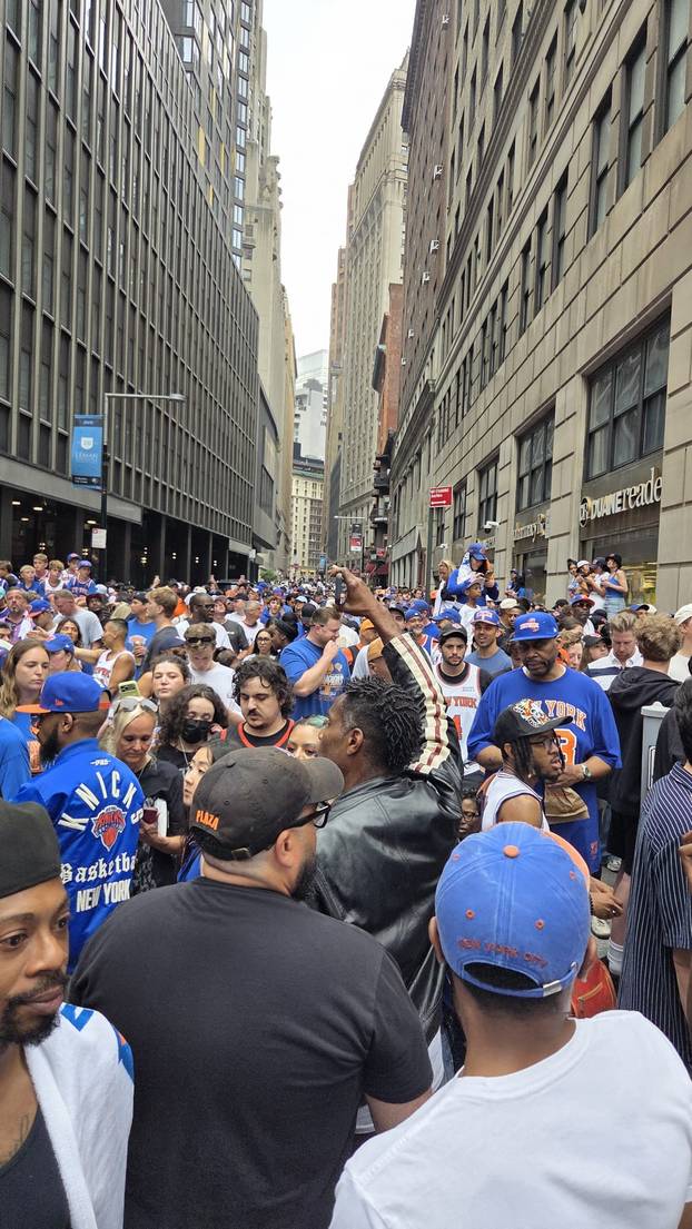 FOTO 24SATA U NEW YORKU Evo kako izgleda pobjednička parada Knicksa: Ludilo u gradu!