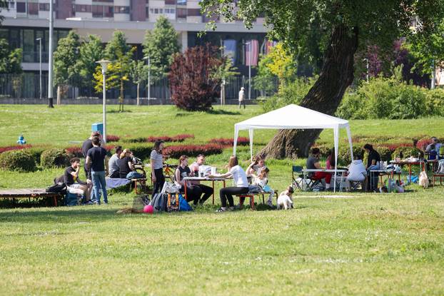 Zagreb: Građani i na Bundeku uz roštilj slave praznik rada 