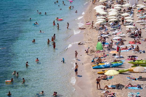 Dubrovnik: Plaža Banje je puna posjetitelja koji uživaju u moru
