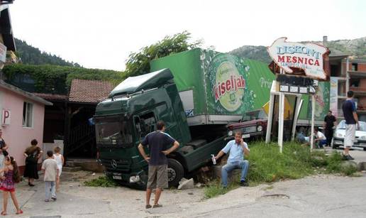 Mostar: Šleperom s ceste uletio na terasu restorana