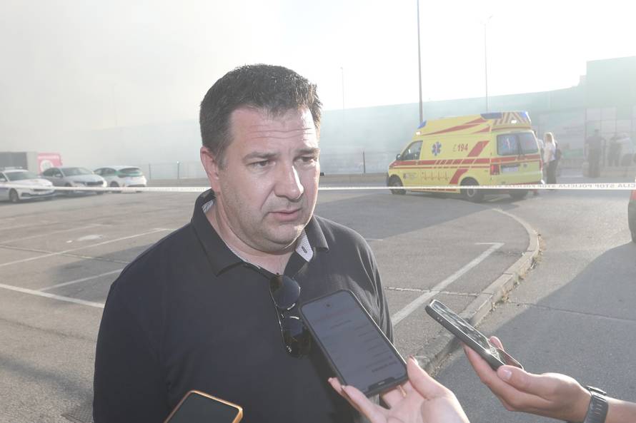 Crni dim nad Kaštelima: Buknuo veliki požar u skladištu Pevexa