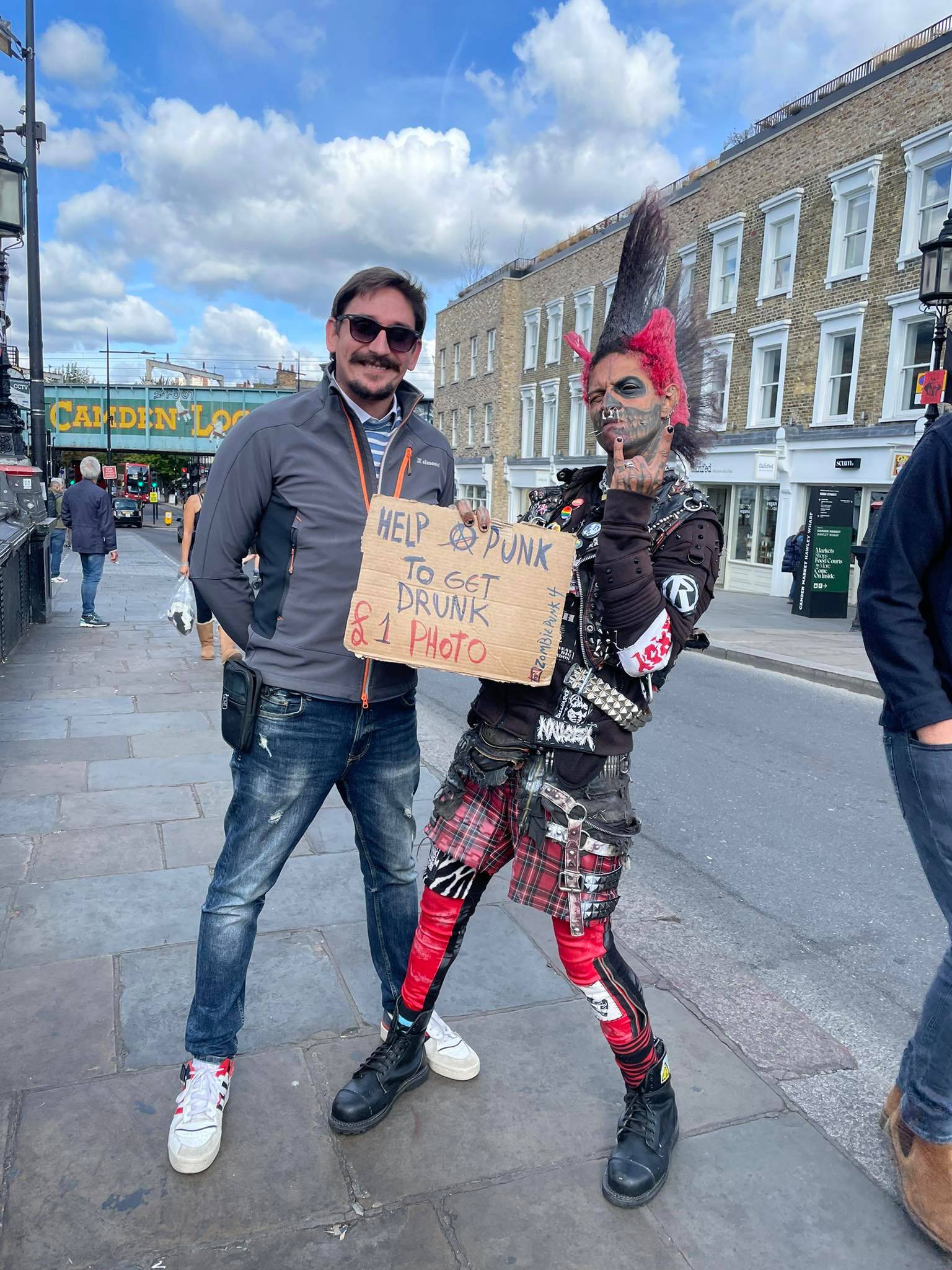 Zombie Punk iz Londona: 'Neke nije briga što je kraljica umrla'